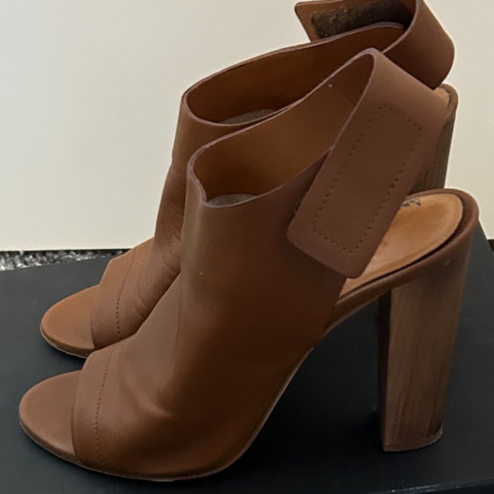 VINCE Astrid Luggage Heeled Open-toe, Luggage (Dark Tan/Lt Brown), 10M
